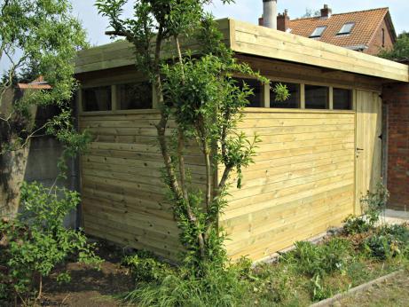 Houten tuinhuis met oversteek