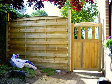 Houten tuinscherm met poort