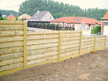 Houten tuinscherm met betonnen palen