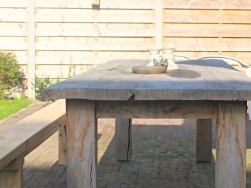 Houten tuintafel met bank