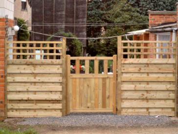 Houten poort met rasterwerk