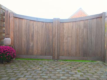 Houten poort uit padouk