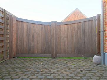 Houten poort uit padouk