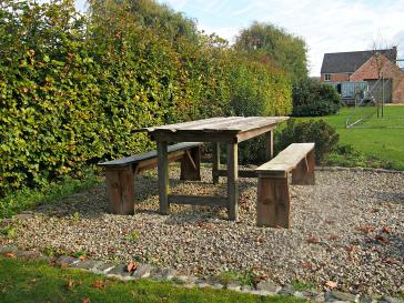 Tuintafel met bank uit ruw grenen