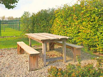 Tafel met tuinbank uit ruw grenen