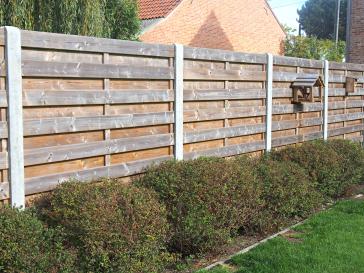 Houten tuinscherm met betonnen palen