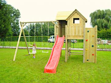 Speeltoren met houten schommel en klimmuur