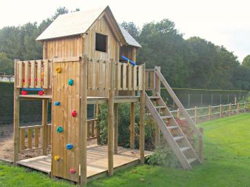 Houten speelhuis met terras en klimmuur