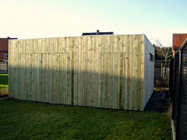 Modern tuinhuis in de vorm van een kubus